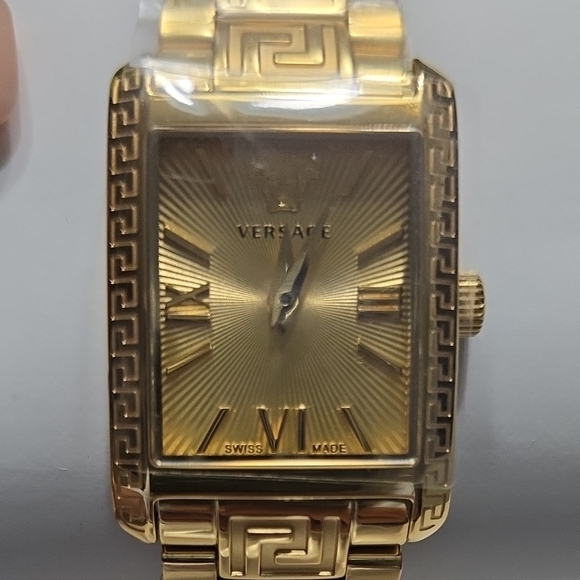 Versace Gold Luxury Watch with Rectangular Face - Picture 4 of 9